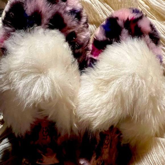 Ugg Slippers - Picture 1 of 3